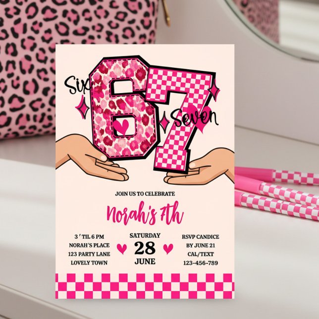 6 7 Meme Universitäts- Leopard Checkerboard Mädche Einladung (Varsity 6 7 numbers in hands meme with checkerboard and leopard print )