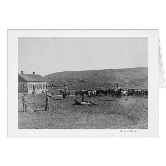 6 Cowboys Branding Rinder Near House Fotografie (Vorderseite (Horizontal))