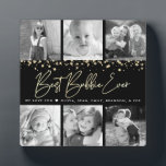 6 Foto Collage Bestes Bubbie je Black Gold Script Fotoplatte<br><div class="desc">"Bestes Bubbie je." Jeden Augenblick glamourös und liebevoll mit ihren Enkelkindern. Ein stylisches, gläsernes visuelle aus handgeschriebenem Drehbuch mit Goldfolie und Konfetti-Dots aus Glitzer überlagern einen schwarzen Hintergrund. Fügen Sie sechs hochgeschätzte Fotos Ihrer Wahl hinzu und passen Sie den Namen/die Namen/Botschaften an, für die perfekte moderne, stilvolle, personalisierte Foto-Plakette, die...</div>
