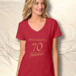 70 Fabulous Ornament 70. Geburtstag Ehrengast T-Shirt<br><div class="desc">Elegant Rot 70 Fabelous Ornament 70. Geburtstag Gast von Ehrengast T - Shirt. 70 und fabelhaften Text in trendigem goldenen Drehbuch und einem eleganten Ornament. Personalisieren Sie es mit Ihrem Alter,  und machen Sie einen eleganten T - Shirt für die Geburtstagsparty einer Frau.</div>