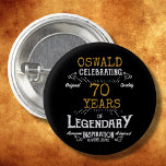 70. Geburtstag Black Gold Legendary Retro Button<br><div class="desc">Personalisierte,  elegante Tasten,  die sich leicht an die besondere 70. Geburtstagsfeier anpassen lassen. Das Retro-Schwarz-Gold-Design fügt dieser besonderen Feier eine Touch Raffinesse hinzu.</div>