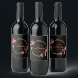 70. Geburtstag bordeauxrotes Blumengold Schwarz ge Weinetikett<br><div class="desc">Ein schicker schwarzer Hintergrund mit einem geometrischen Rahmen aus Imitaten. Die Einrichtung ist mit dunklen lila und bordeauxfarbenen Blume,  Rose und Boho-Federn geschmückt.  Vorlagen für einen Namen und ein Datum. Geburtsdatum oder Party,  goldene Buchstaben.  Mit dem Text: 70. Geburtstag geschrieben mit goldgelben handgeschriebenen Stilschrift.</div>