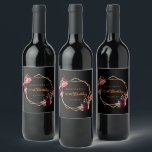 70. Geburtstag bordeauxrotes Blumengold Schwarz ge Weinetikett<br><div class="desc">Ein schicker schwarzer Hintergrund mit einem geometrischen Rahmen aus Imitaten. Die Einrichtung ist mit dunklen lila und bordeauxfarbenen Blume,  Rose und Boho-Federn geschmückt.  Vorlagen für einen Namen und ein Datum. Geburtsdatum oder Party,  goldene Buchstaben.  Mit dem Text: 70. Geburtstag geschrieben mit goldgelben handgeschriebenen Stilschrift.</div>