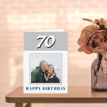 70. Geburtstag Custom Foto Personalisiert Karte<br><div class="desc">70. Geburtstag Custom Foto Personalisiert Card. Personalisierten 70. Geburtstag Grußkarte für jemanden feiern 70 Jahre. Dieses moderne und schlichte Design besticht durch die Alters-,  Foto- und Glückwunschkarte. Fügen Sie Ihr Foto hinzu und schreiben Sie darin oder löschen Sie es. Sie können auch die Jahreszahl ändern.</div>