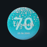 70. Geburtstag Diamanten Glitzer aquamarin blau gr Button<br><div class="desc">Eine elegante, glamouröse und mädchenhafte Party-Taste zum 70. Geburtstag. Aquamariner, blau-grüner Imitat Glitzer mit Imitaten Diamantsprinkle und einem goldenen Rahmen. Vorlagen für einen Namen, 70 Jahre und ein Datum. Geburtsdatum oder das Datum des Party/Jahrestages. Weiße und aquamarine Buchstaben. Der Name wird mit einem handgeschriebenen Stilskript geschrieben. Kann als Gastgeschenk oder...</div>