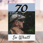 70. Geburtstag Funny Positive Foto Personalisiert Karte<br><div class="desc">70. Geburtstag benutzerdefinierte Grußkarte für jemanden feiern 70 Jahre. Es kommt mit einem lustigen und motivierend Zitat 70 So What! und ist perfekt für eine Person mit einem Sinn für Spaß. Fügen Sie Ihr Foto in die Vorlage ein und ändern Sie die Jahreszahl. Sie können die Meldung innerhalb der Karte...</div>