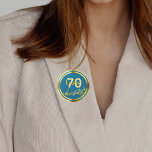 70. Geburtstag Gold Musiknoten auf aquamarin blaug Button<br><div class="desc">Aquamariner,  blaugrüner Hintergrund mit vergoldeten Imitate-Musiknoten für eine 70. Geburtstagsfeier. Vorlagen für 70 Jahre und Name. Der Name wird in einem handgeschriebenen Stilskript geschrieben. Goldene Buchstaben und Zahl. Für ihn und sie.</div>
