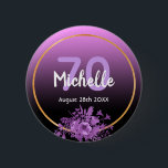 70. Geburtstag lila schwarze Goldfloralen Button<br><div class="desc">Glamouröser Knopf zum 70. Geburtstag mit elegantem und modernem Schwarz und Rosa, lila Farbverlauf, Kulisse der Ober. Mit einem vergoldeten Rahmen aus Imitaten und ultra violetten und lila, wasserfarbenen Blume. Vorlagen für Name, Alter und Datum, weiße und lila Buchstaben. Perfekt als Sake oder als Save the Date Erinnerung für Ihre...</div>