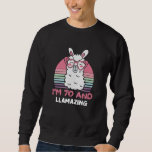 70. Geburtstag Llamazing Llama 70 Jahre alt Geburt Sweatshirt<br><div class="desc">Retro Vintage Geschenkidee für einen Lässigen und trendigen Look,  der perfekt auf Shorts,  Leggings oder Jeans abgestimmt ist. Humorer lustiger Spaß Geburtstagsgeschenke Outfit für Familienmitglied,  liebte einen oder sich selbst. Matches sind eine Menge Kleidung. HEUTE GEHEN SIE!</div>