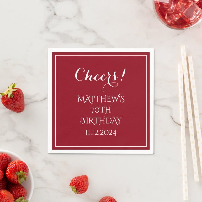 70. Geburtstag Rote Elegante Script Moderne Cheers Serviette (Beispiel)