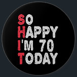 70. Geburtstag So glücklich bin ich heute 70 Funny Button<br><div class="desc">fröhlich,  sarkastisch,  Geburtstag,  Giftidea,  Vatertag,  lustig,  jährlich,  Mama,  Spaß,  Familie</div>