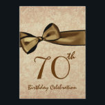 70. Geburtstagsparty Einladung GOLD Bow<br><div class="desc">Das Design mit seinen Imitaten Goldsatin-Bogen und gedämpftem Damast-Hintergrund auf metallischem Papier ist eine elegante Art, die Leute zu einem Geburtstagsfest einzuladen. Der gesamte Text ist vollkommen anpassbar. Sie können mit verschiedenen Papiertypen experimentieren, indem Sie auf den Reiter "Einladungs-Optionen" oben rechts klicken. Dieses Design ist auf goldmetallischem Papier zu sehen,...</div>
