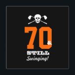 70. Geburtstagsparty Golf - noch schwingen! Einladung<br><div class="desc">Eine lustige Golf-Geburtstagsfeier zum besonderen Golfer. "Still Swinging" auf der Vorderseite "Golf oder Die" auf der Rückseite mit allen Informationen zum Party für Sie individuell. Es ist gut, auf der rechten Seite des Grüns zu sein. Personalisieren Sie es, indem Sie den Namen der Ehre hinzufügen und laden Sie Ihr ganzes...</div>