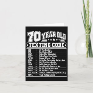 70-jähriger Senior, der Code auf dem Rücken Grafik Karte