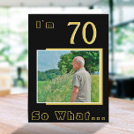 70 So, was Funny Zitat 70. Geburtstag Foto Karte<br><div class="desc">70 So,  was Funny Zitat 70. Geburtstag Foto-Karte. Es kommt mit einem lustigen und inspirierenden Zitat Ich bin 70 So Was auf einem schwarzen Hintergrund und ist perfekt für eine Person mit einem Sinn für Spaß. Sie können das Alter ändern und es mit Ihrem Foto personalisieren.</div>