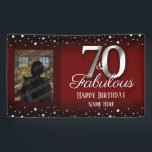 70 und Fabulous Birthday Confetti Foto Banner<br><div class="desc">Elegantes Maroon 70. Geburtstagsbanner mit einstellbarem Happy Birthday und Individuelle Name Text. Wählen Sie Ihr Lieblings-Foto und laden Sie es hoch! Imitate Folie silber Konfetti und 70 Zahl.</div>