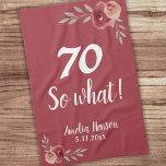 70 Was also Red Watercolor Rose 70. Geburtstag Geschirrtuch<br><div class="desc">70 So,  was Red Watercolor Rose 70. Geburtstag Küchentuch. Rose in Rot- und Orangetönen. Inspiration und positiv 70 So,  was Sprichwort in der weißen Schrift. Für eine Person mit einem Sinn für Spaß. Geben Sie den Namen und das Datum der Feier ein. Sie können die Altersnummer ändern.</div>