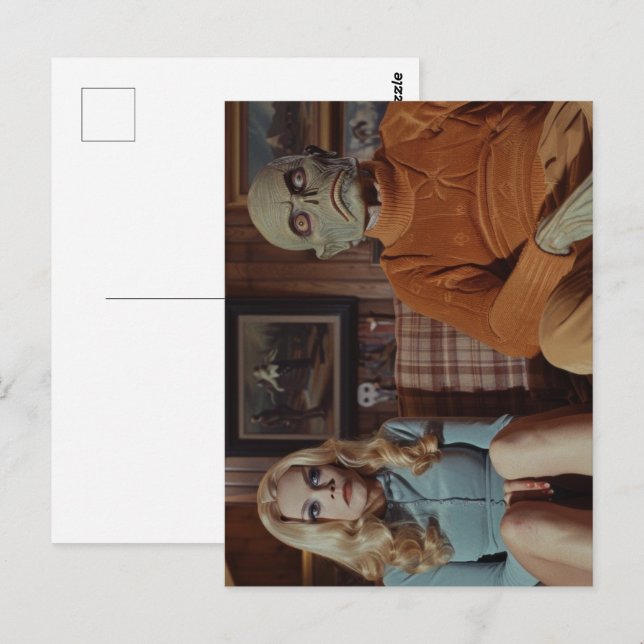 70er Monster und Frau auf Couch Postkarte (Vorne/Hinten)