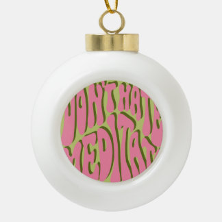 70er Retro: Motivierend Poster "Meditate" Keramik Kugel-Ornament