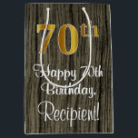 70th Birthday: Elegant Falsch Gold Look #, Falsch  Mittlere Geschenktüte<br><div class="desc">Dieses luxuriöse, stilvolle und raffinierte Geschenktütendesign mit Geburtstagsgeschenk weist eine große Ordnungsnummer "70." auf, die ein vergoldetes Aussehen mit Imitaten/Imitationen und der Geburtstagsgrüßbotschaft "Happy 70th Birthday" sowie einen editierbaren Empfängernamen in einem skriptartigen Schriftart aufweist. Es hat auch ein Imitat holz-inspiriert Hintergrundmuster. Eine Geschenktasche wie diese kann verwendet werden, wenn Geschenke...</div>