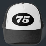 75. Geburtstags-Party der coolen Truckerkappe<br><div class="desc">75. Geburtstags-Party der coolen Fernlastfahrerhutmänner! Addieren Sie Ihre eigene kundenspezifische Alterszahl. 71. 72. 73. 74. 75. 76. 77. 78. 79. 80. etc. Kappe IE 70. mit ovalem Logo mit Jahr- oder Alterszahl. Spaßzusatz für die Männer und Frauen, die fünfundsiebzig drehen. Spaß Headwear für Überraschungs-Partys. Groß für den Ehemann, Ehefrau, Großmutter,...</div>