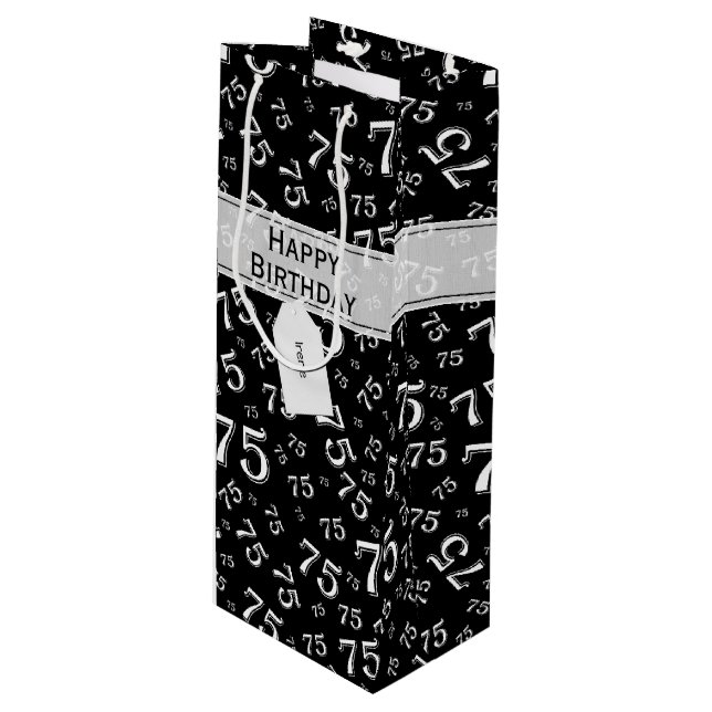 75. Happy Birthday Black/White Number Pattern Geschenktüte Für Weinflaschen (Vorderseite Schrägansicht)