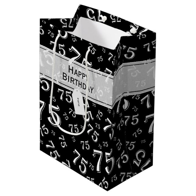 75. Happy Birthday Black/White Number Pattern Mittlere Geschenktüte (Vorderseite Schrägansicht)