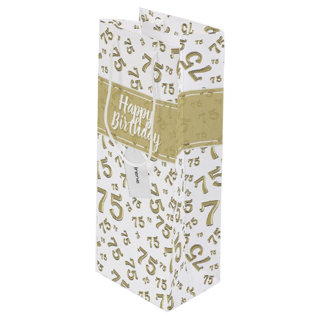 75. Happy Birthday Gold/White Number Pattern Geschenktüte Für Weinflaschen (Vorderseite Schrägansicht)