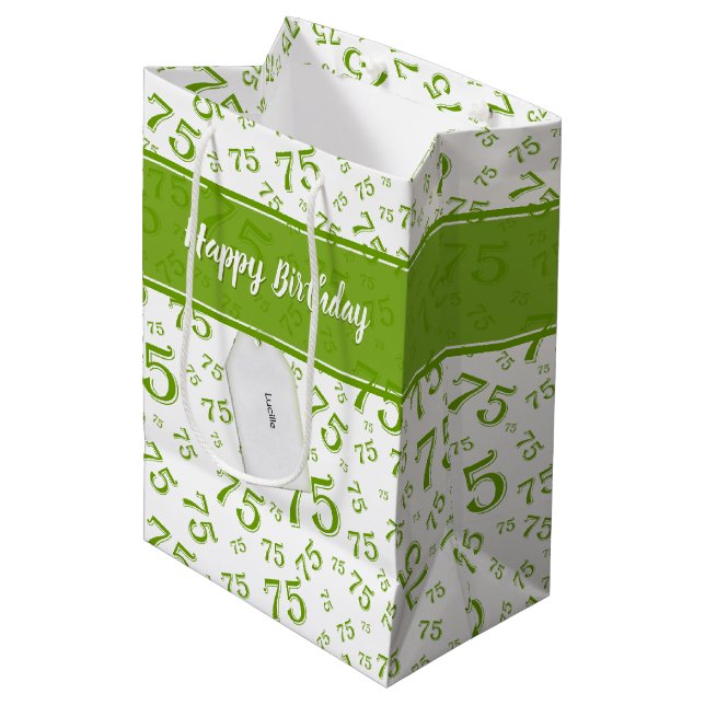 75. Happy Birthday Green/White Number Pattern Mittlere Geschenktüte (Vorderseite Schrägansicht)