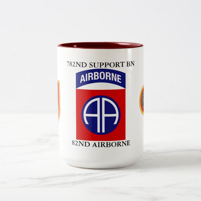 782. UNTERSTÜTZUNG BATTALION 82. IM FLUGZEUG ZWEIFARBIGE TASSE (Mittel)