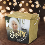 80. Geburtstag 80 Drehbuch Gold schwarzes Foto Geschenkschachtel<br><div class="desc">Achtzig Goldskripte und Gold sehen aus wie zwei Gastgeschenk-Boxen auf der Seite des Fotos. Personalisieren Sie diese Greifbox mit Ihrem eigenen Geburtstagsmädchen-Namen und Foto Ihres Geburtstagsmädchens oder Fotos. Andere Jahre und passende Artikel sind verfügbar und können auf Anfrage erstellt werden. © Original Design von Sarah Trett für www.mylittleeden.com auf Zazzle....</div>