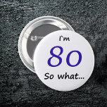 80. Geburtstag Funny ich bin 80 so was? Button<br><div class="desc">80. Geburtstag Funny ich bin 80 so was ein Anführungsknopf für jemanden feiern 80. Geburtstag. Es kommt mit einem lustigen Zitat,  ich bin 80 so was,  und ist perfekt für eine Person mit einem Sinn für Spaß.</div>
