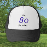 80. Geburtstag Funny ich bin 80 so was? Truckerkappe<br><div class="desc">Ein lustiges Geschenk für jemanden,  der den 80. Geburtstag feiert. Es kommt mit einem lustigen Zitat,  ich bin 80 so was,  und ist perfekt für eine Person mit einem Sinn für Spaß.</div>