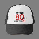 80. Geburtstag Gag Geschenke Hat für Männer Truckerkappe<br><div class="desc">Dieser Hut ist ein 80. Geburtstagsgeschenk für Männer und enthält die Worte "Es dauerte 80 Jahre,  diesen Hut zu bekommen". Der Hut eignet sich hervorragend für den Spaß und für alle,  die Geschenkideen zum 80. Geburtstag brauchen. Copyright Kathy Henis</div>