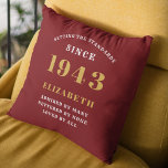 80. Geburtstag Geboren 1943 Loved Fügen Sie Ihren  Kissen<br><div class="desc">Feiern Sie einen besonderen 80. Geburtstag im Stil mit diesem eleganten Rot- und Goldkissen. Personalisieren Sie es mit dem Namen des Geburtstagsjungen oder -mädchens, sowie mit dem Jahr, in dem sie 1943 geboren wurden. Dieses wunderschöne Kissen, das auf Jahre hinaus gepflegt wird, ergänzt jedes Zuhause-Dekor. Machen Sie diesen 80. Geburtstag...</div>
