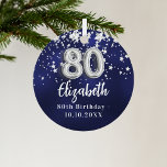 80. Geburtstag navy blauen Sterne Silber Ornament Aus Metall<br><div class="desc">Eine marineblau Hintergrundfarbe mit Imitaten silbernen Sternen. Die blaue Farbe ist ungleichmäßig. Name,  Text/Datum hinzufügen</div>
