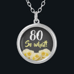 80 so, was Funny Yellow Rose Floral 80. Geburtstag Versilberte Kette<br><div class="desc">80 so,  was Funny Yellow Rose Blume Floral 80. Geburtstag Nekklace. Schöne gelbe Rosen. Ein kurioses und inspirierendes Zitat 80 so was - großartig für eine Person mit einem Sinn für Spaß. Der Text ist in den Farben weiß und gelb. Gib dein Alter hinzu.</div>