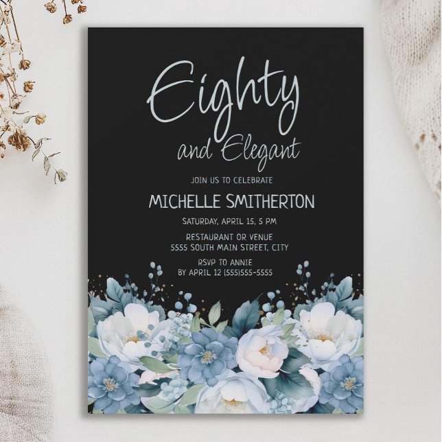 80 und Elegant Dusty Blue White Floral Black Einladung (Eighty and Elegant 80th birthday party invitation with dusty blue and white flowers on black)