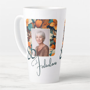 80 und fabelhaftes Blumenmuster-Geburtstagsfoto Milchtasse