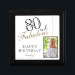 80. und fabelhaftes Elegant 80. Geburtstags-Foto Erinnerungskiste<br><div class="desc">80 und fabelhafte Elegant 80. Geburtstag Foto Geschenkboxen. Fügen Sie Ihren Namen und Ihr Foto hinzu.</div>