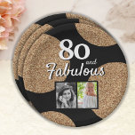 80 und fabulous Gold Glitzer 2 Foto 80. Geburtstag Pappteller<br><div class="desc">80 und fabulous Gold Glitzer 2 Foto 80. Geburtstag Party Papier Teller. Imitate Gold Glitzer auf schwarz mit 2 Fotos - Sie können ein altes und ein neues Foto. Fügen Sie Ihren Namen und Alter hinzu und machen Sie große elegante Teller für die Meilenstein-Feier.</div>