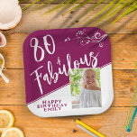 80 und Fabulous Script Foto Magenta 80. Geburtstag Pappteller<br><div class="desc">80 und Fabulous Script Foto Magenta 80. Geburtstag Papier Teller. Trendweiße Schrift und weißes Blattwerk mit einem eigenen Foto. Machen Sie für sie Ihre eigenen 80. Geburtstagsfeier-Teller. Passen Sie den Namen und das Alter an und legen Sie Ihr Foto in die Vorlage ein.</div>