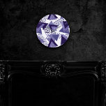 80er Cool Abstrakt | Lila Passionsformen Muster Runde Wanduhr<br><div class="desc">#abstractart Chic stilvolle moderne geometrische abstrakte Pop-Kunst in einer lustigen ultra-violetten lila Liebhaberpalette feiert die 1990er und 1980er Jahre mit total phantastischen Retro-Grafiken. Der zufällige Memphis-Stil der 80er und 90er Jahre beinhaltete nahtlose Zickzackmuster und Dreiecksformen in hellen Pastellfarben. Für andere Farben oder passende Produkte, besuchen Sie JustFharryn @ Zazzle.com oder...</div>
