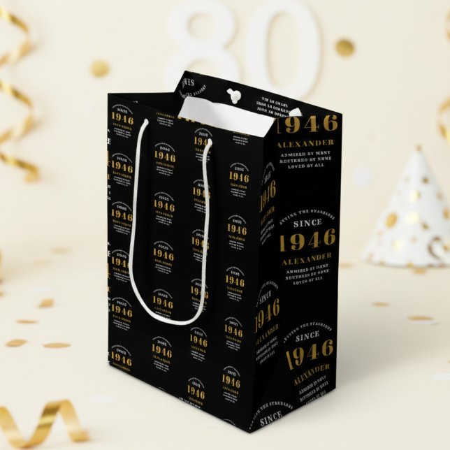 80th Birthday 1946 Black Gold Chic Elegant Mittlere Geschenktüte (Born 1946 birthday gift bag. Background out of focus.)