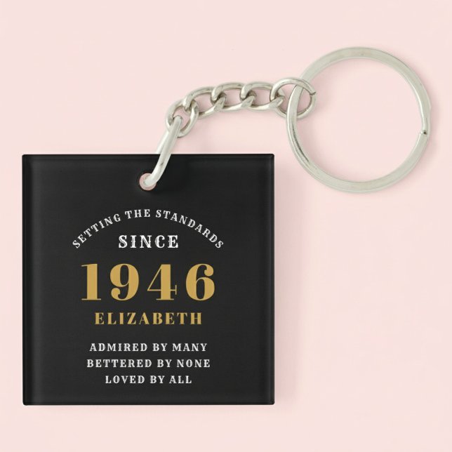 80th Birthday 1946 Black Gold For Her Personalized Schlüsselanhänger (Born 1946 birthday keychain. Pastel background.)