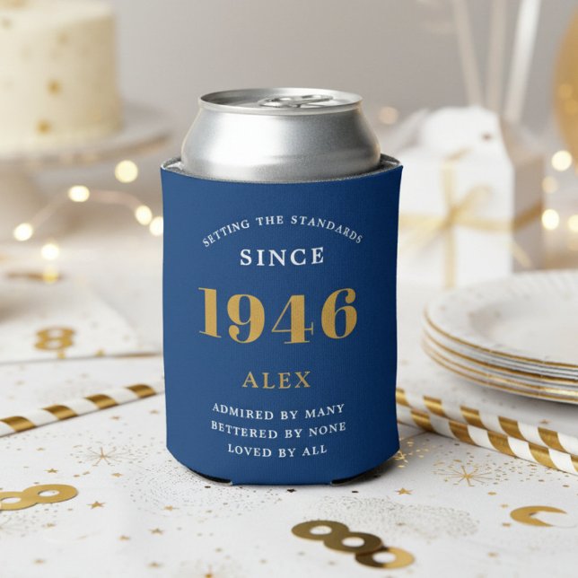 80th Birthday Name 1946 Blue Gold Elegant Chic Dosenkühler (Blue 1946 can cooler on a white background.)