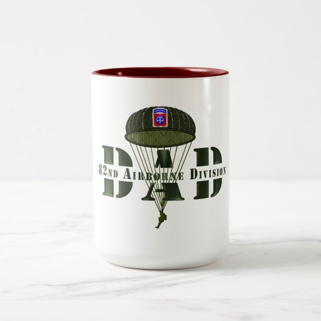 82. Im Flugzeug Abteilung "VATER" Zweifarbige Tasse (Mittel)