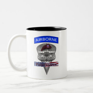82. Im Flugzeug Division Zweifarbige Tasse
