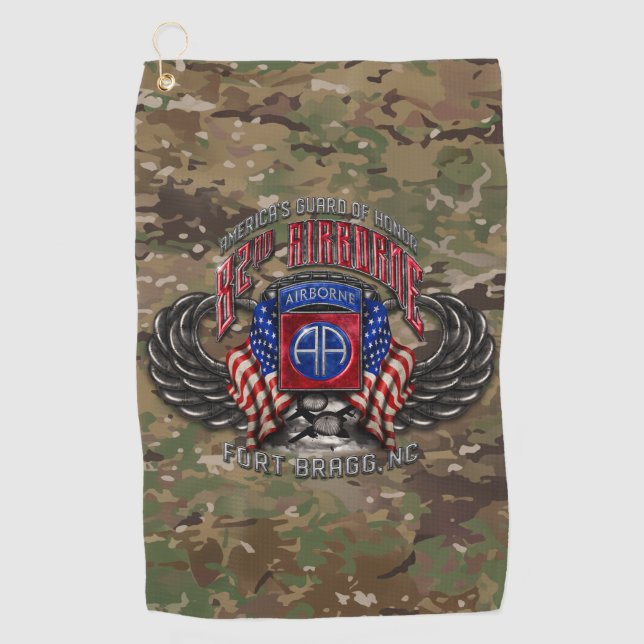 82. Im Flugzeug Fort Bragg Camouflage Golfhandtuch (Vorderseite)