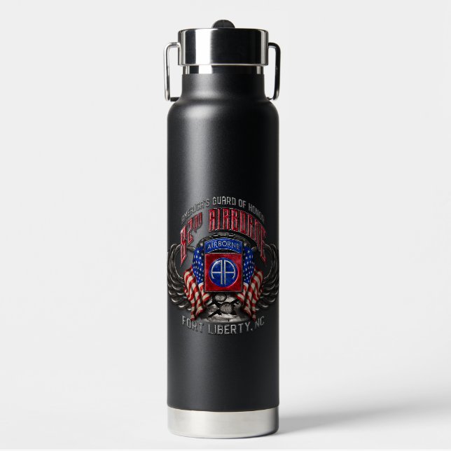 82. Im Flugzeug Fort Liberty Black 25 oz Flasche (Vorderseite)